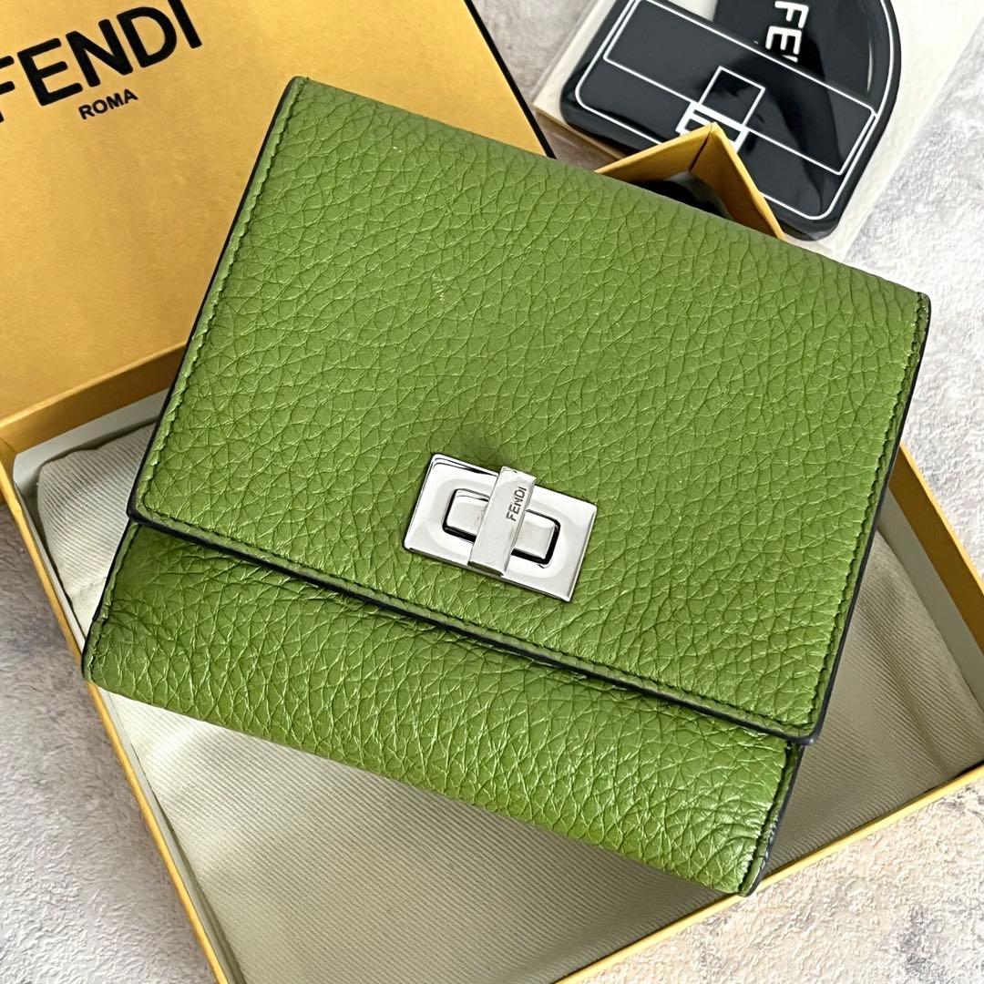 希少カラー✨FENDI ピーカブー セレリア ロゴ 二つ折り財布 グリーン