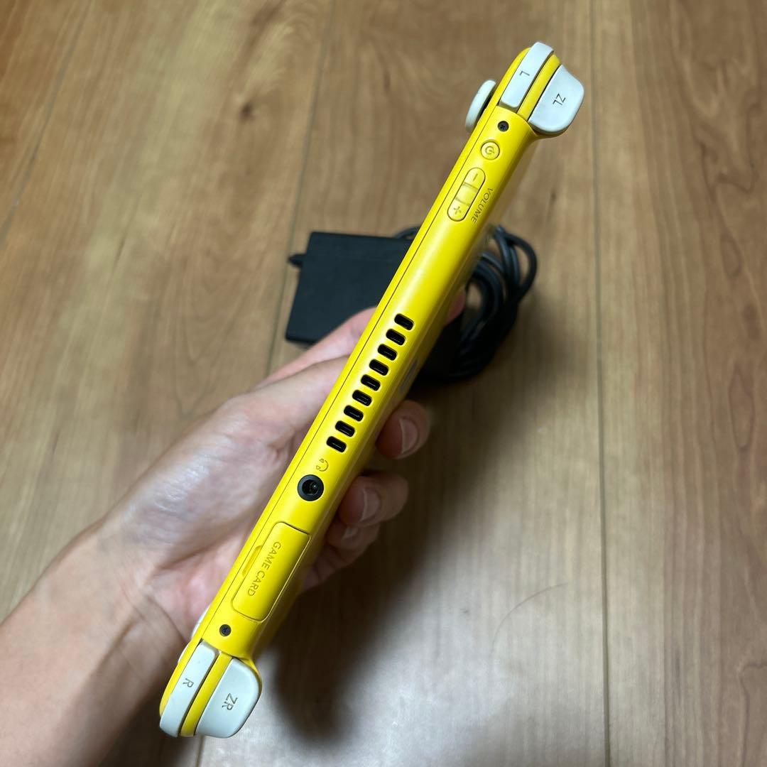 中古　Nintendo Switch Lite イエロー 充電器•収納ケース付き