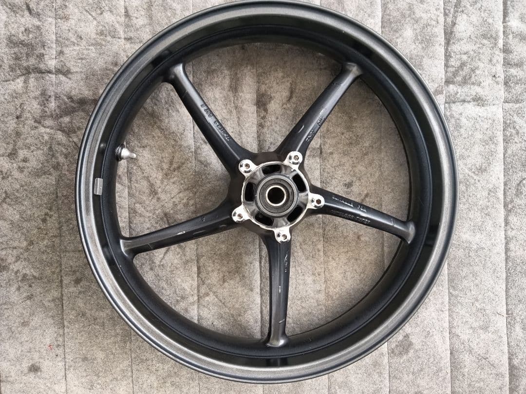 トライアンフ デイトナ675 純正 フロントホイール　17xMT3.5