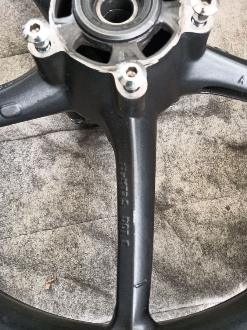 トライアンフ デイトナ675 純正 フロントホイール　17xMT3.5