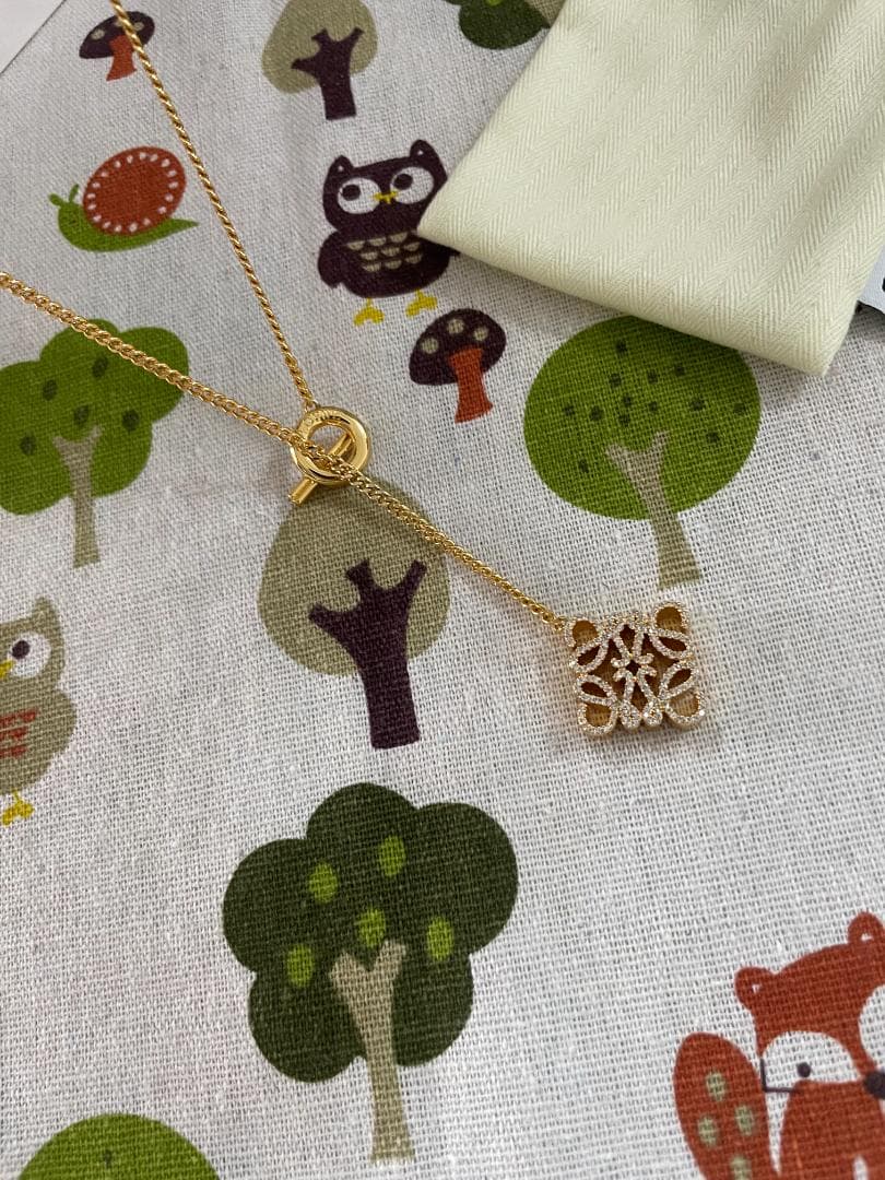 ゴールド/可愛い ロエベ ネックレス LOEWE ロゴ　クリスタル