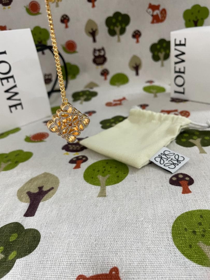 ゴールド/可愛い ロエベ ネックレス LOEWE ロゴ　クリスタル