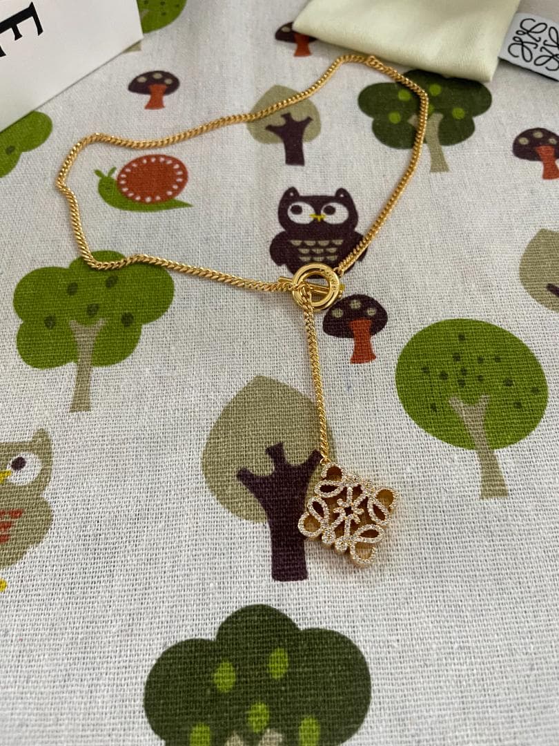 ゴールド/可愛い ロエベ ネックレス LOEWE ロゴ　クリスタル