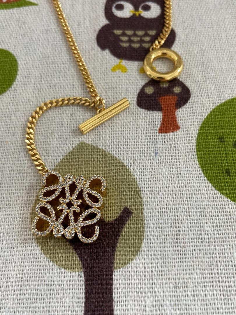 ゴールド/可愛い ロエベ ネックレス LOEWE ロゴ　クリスタル