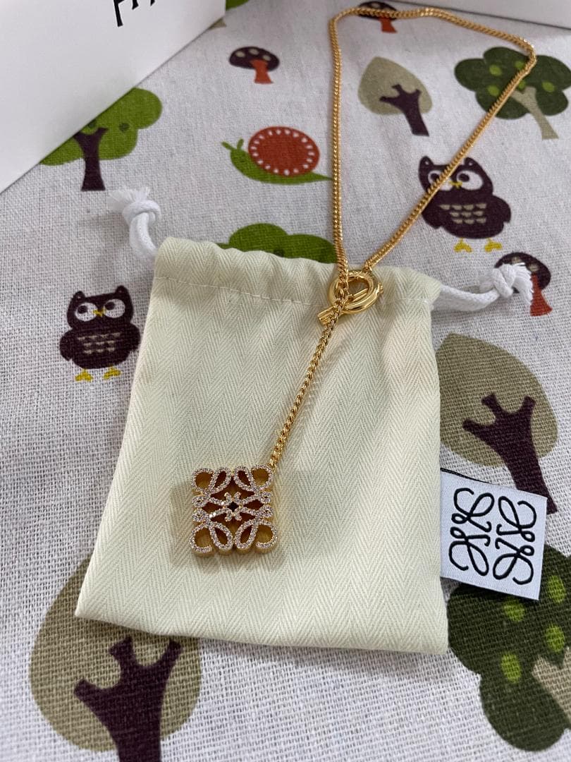 ゴールド/可愛い ロエベ ネックレス LOEWE ロゴ　クリスタル
