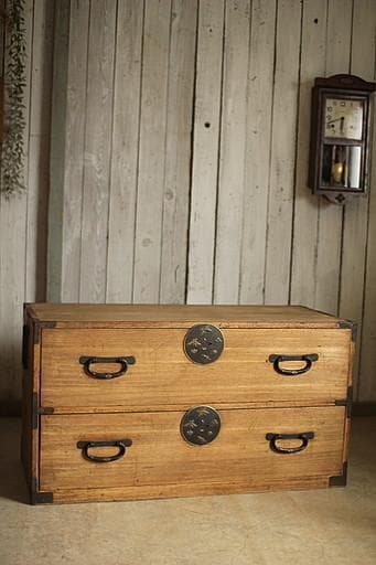 味のある丸金具時代箪笥　桐箪笥　抽斗2段