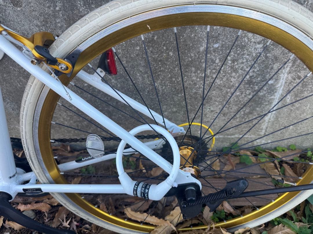スポーツバイク 白と金 ダブルレバー付き