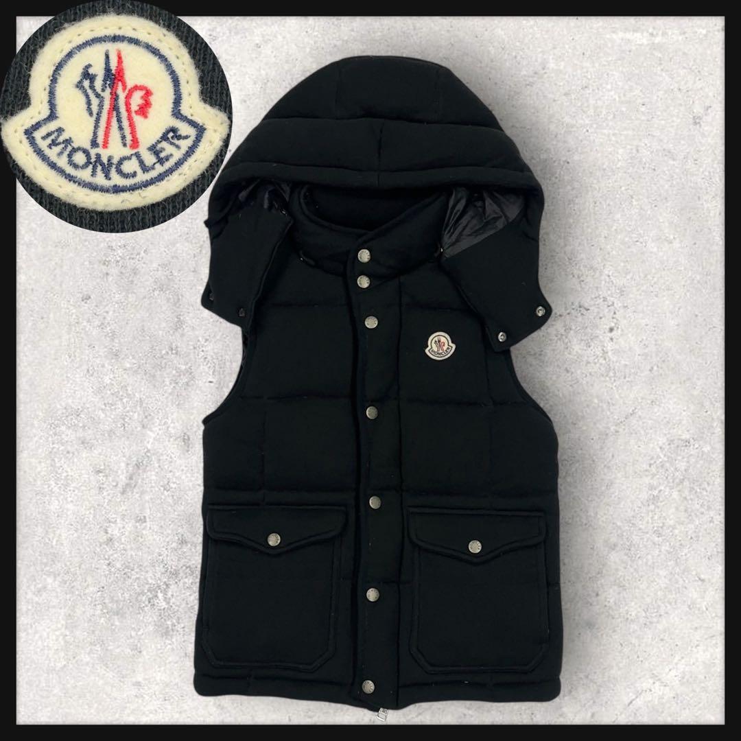 12036【美品・鑑定済み】モンクレール　ダウンベスト　黒　ワンポイント