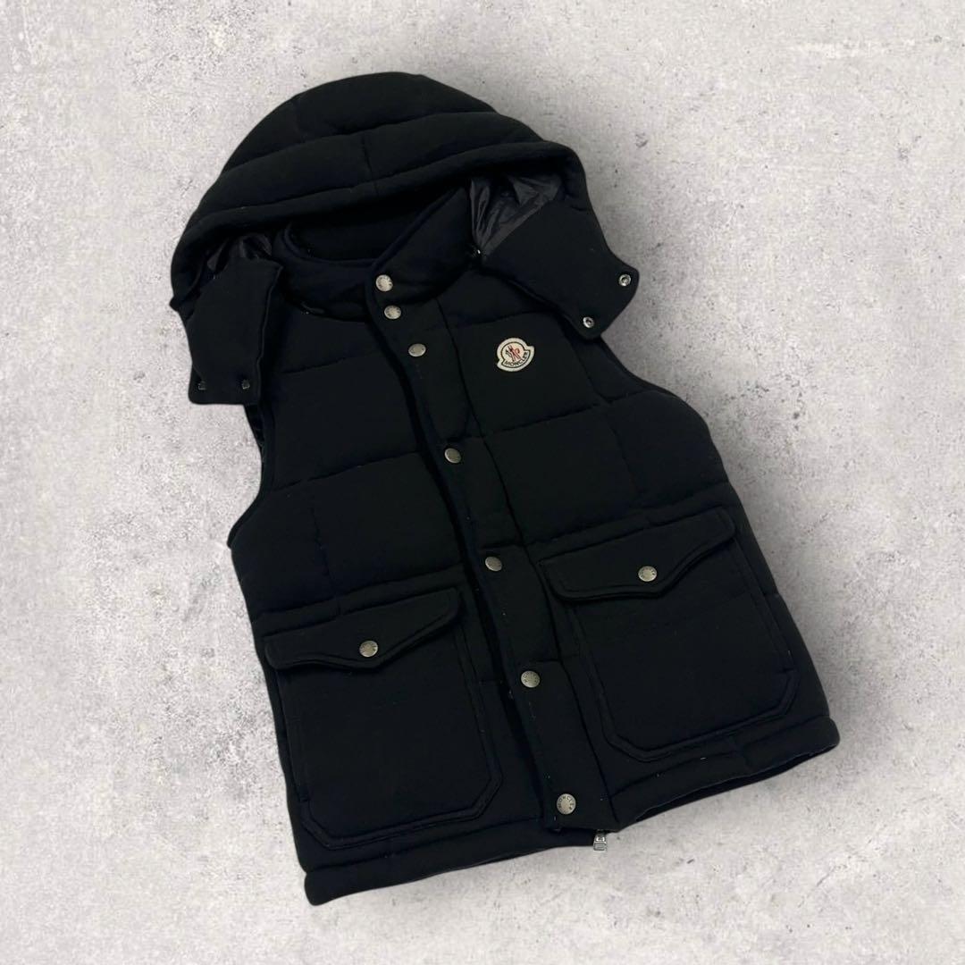 12036【美品・鑑定済み】モンクレール　ダウンベスト　黒　ワンポイント