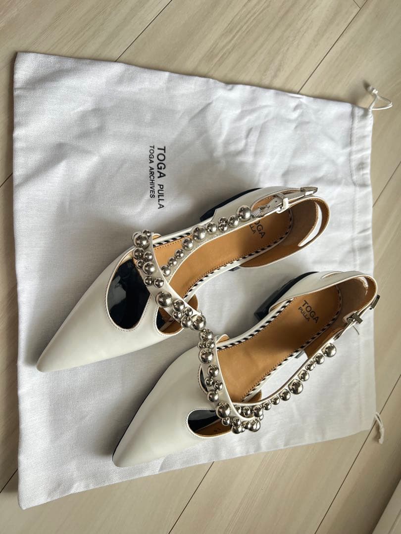 TOGA PULLA(トーガプルラ)メタルボール付フラットパンプス