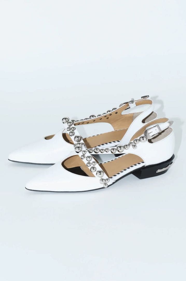 TOGA PULLA(トーガプルラ)メタルボール付フラットパンプス