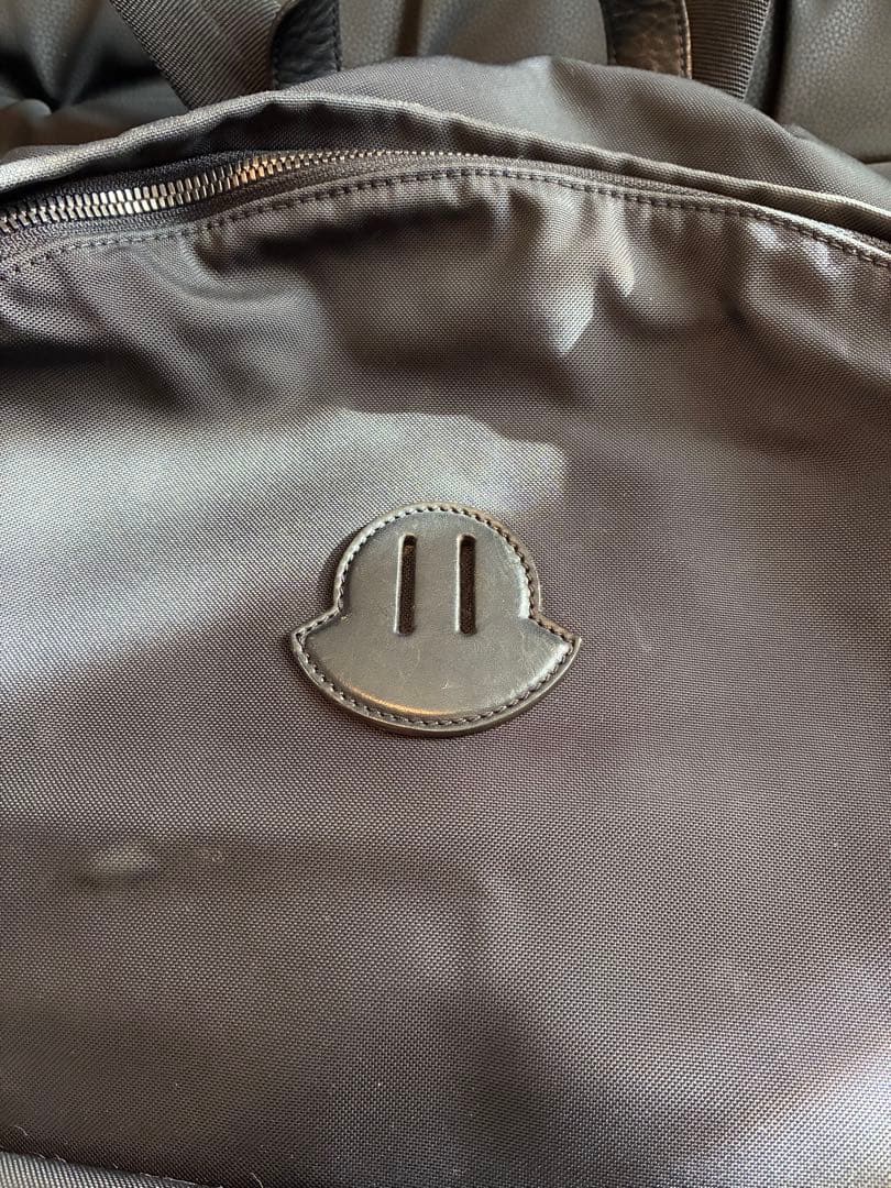 MONCLER ブラック バックパック　難あり