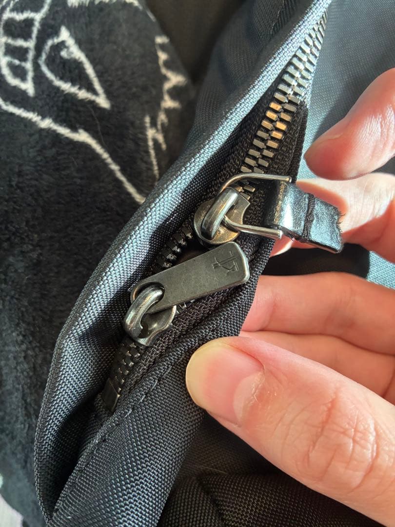 MONCLER ブラック バックパック　難あり