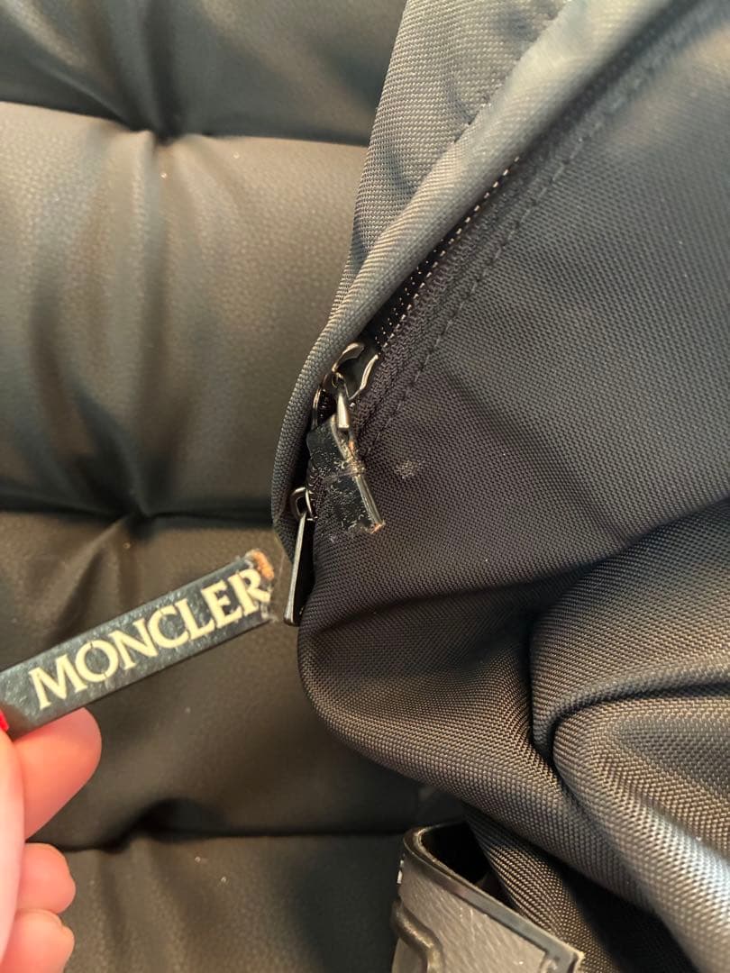 MONCLER ブラック バックパック　難あり