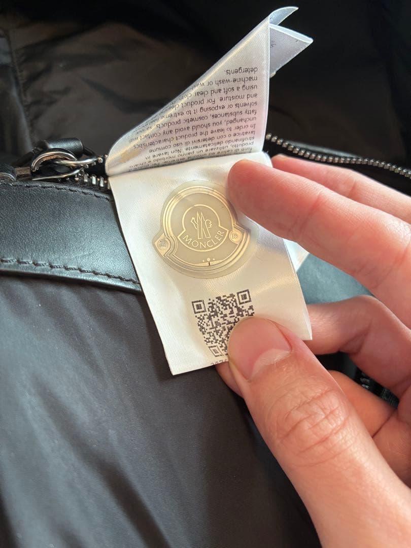 MONCLER ブラック バックパック　難あり