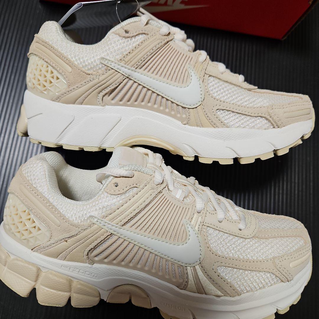 T。未使用❕W ナイキ　ZOOM VOMERO 5 23. 5cm.