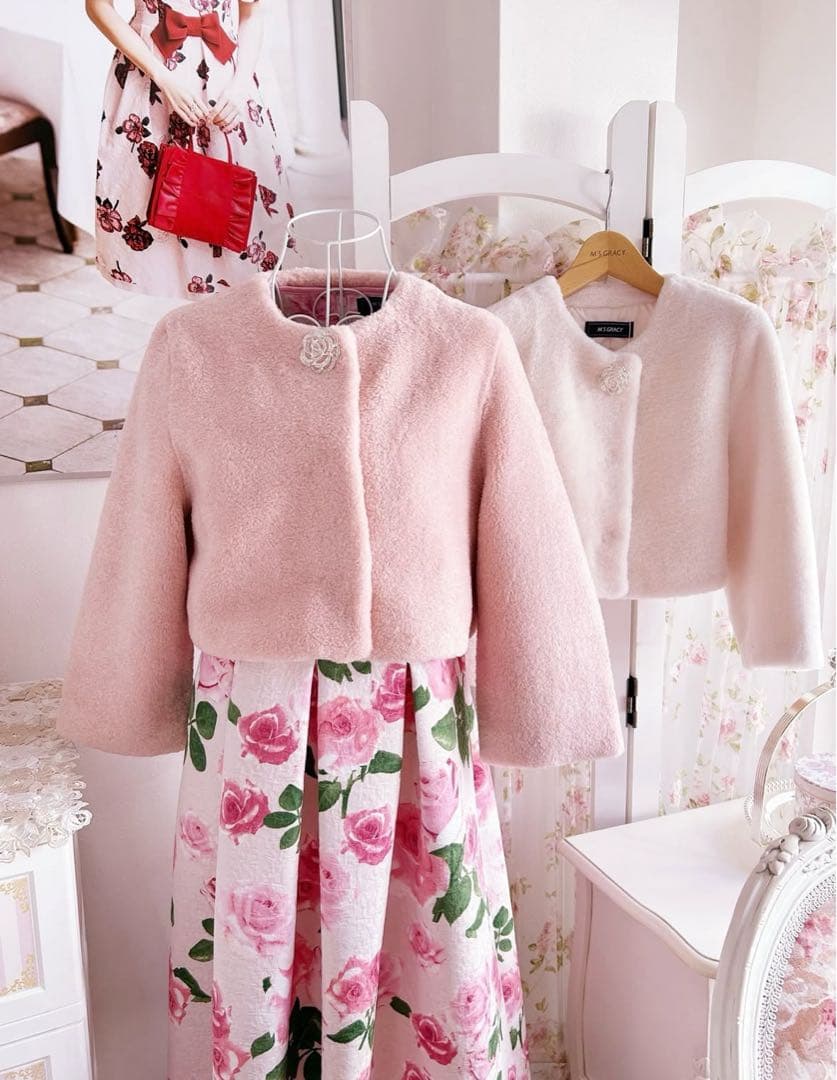 【美品】2025❤️今季❤️エムズグレイシー❤️ブローチ付　フェイクファーコート　38