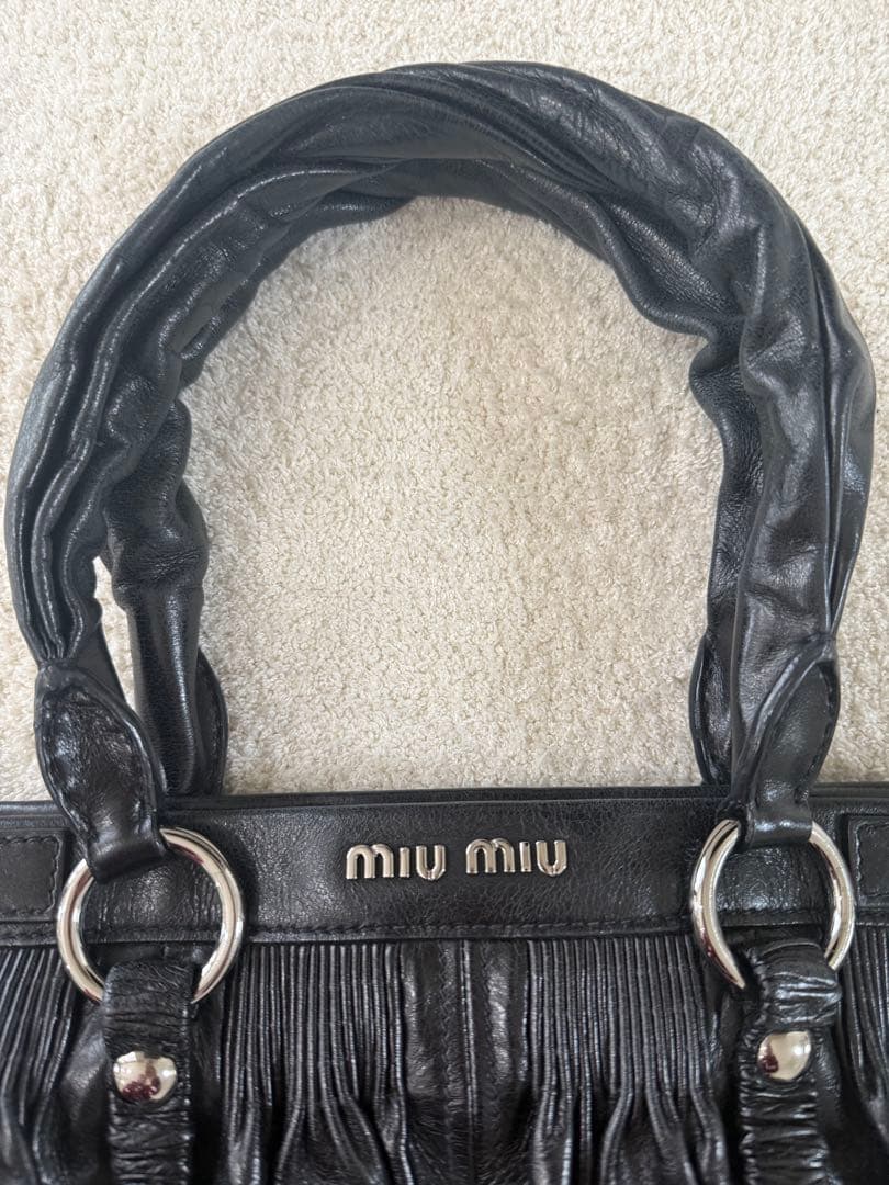 miu miu 黒 レザー 本革 ハンドバッグ 肩掛けバッグ