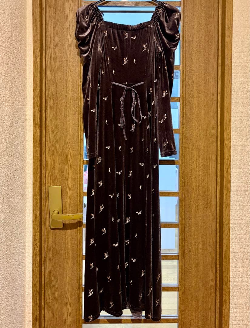 【極美品】リリーブラウン　フラワーエンブロイダリースクエアネックベロアワンピース