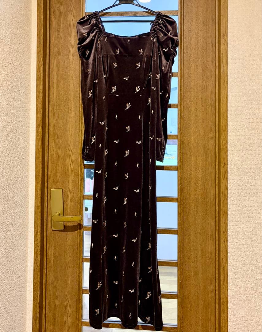 【極美品】リリーブラウン　フラワーエンブロイダリースクエアネックベロアワンピース