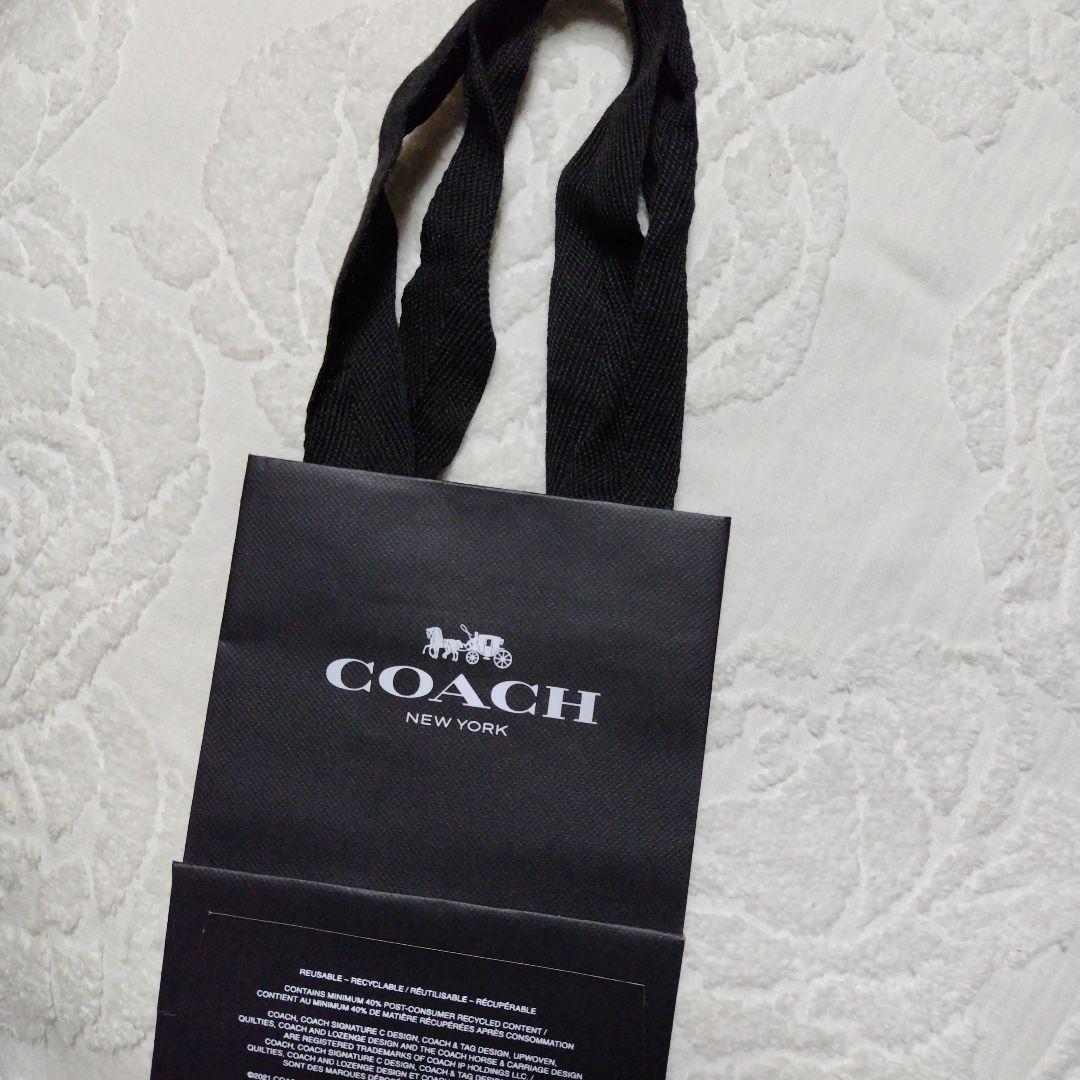 新品　コーチ　スモールジップアラウンドカードケース　ストロベリー