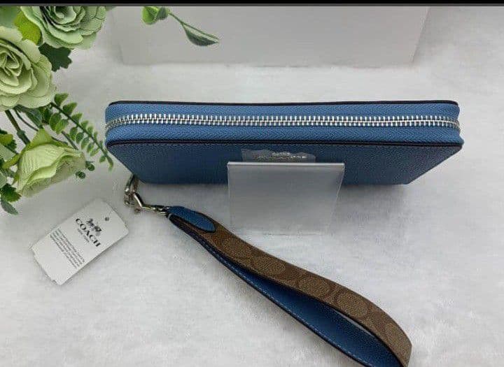 新品未使用コーチ長財布ブルーロングジップストラップ付レディースメンズ送料無料
