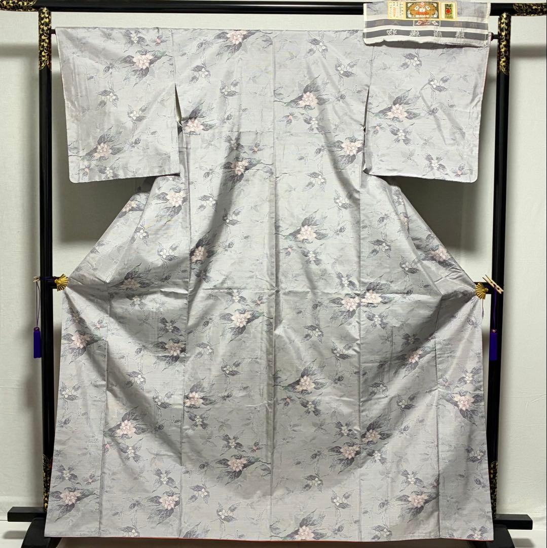 D196 本場白大島紬　藤絹織物　花模様　正絹着物　袷　しつけ糸付き未使用極美品