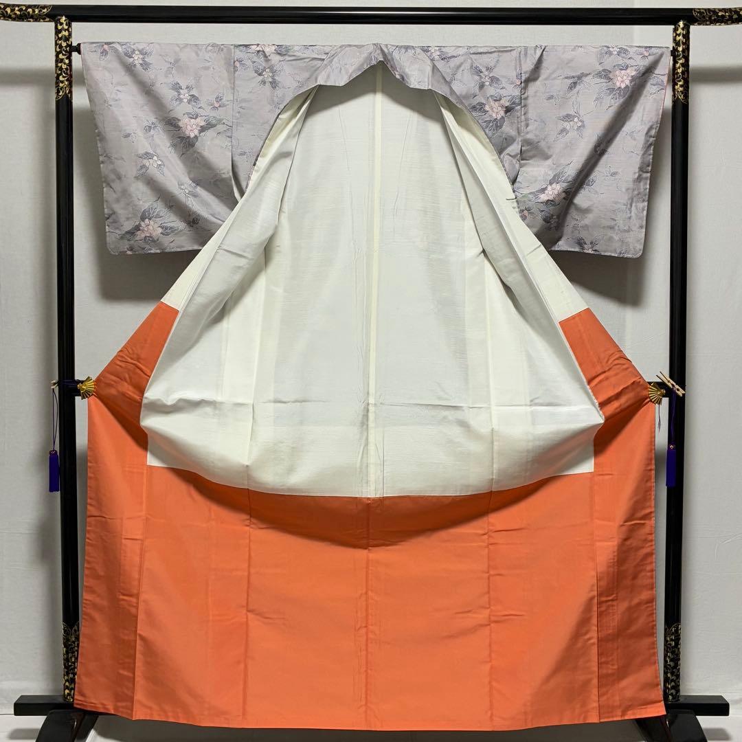 D196 本場白大島紬　藤絹織物　花模様　正絹着物　袷　しつけ糸付き未使用極美品