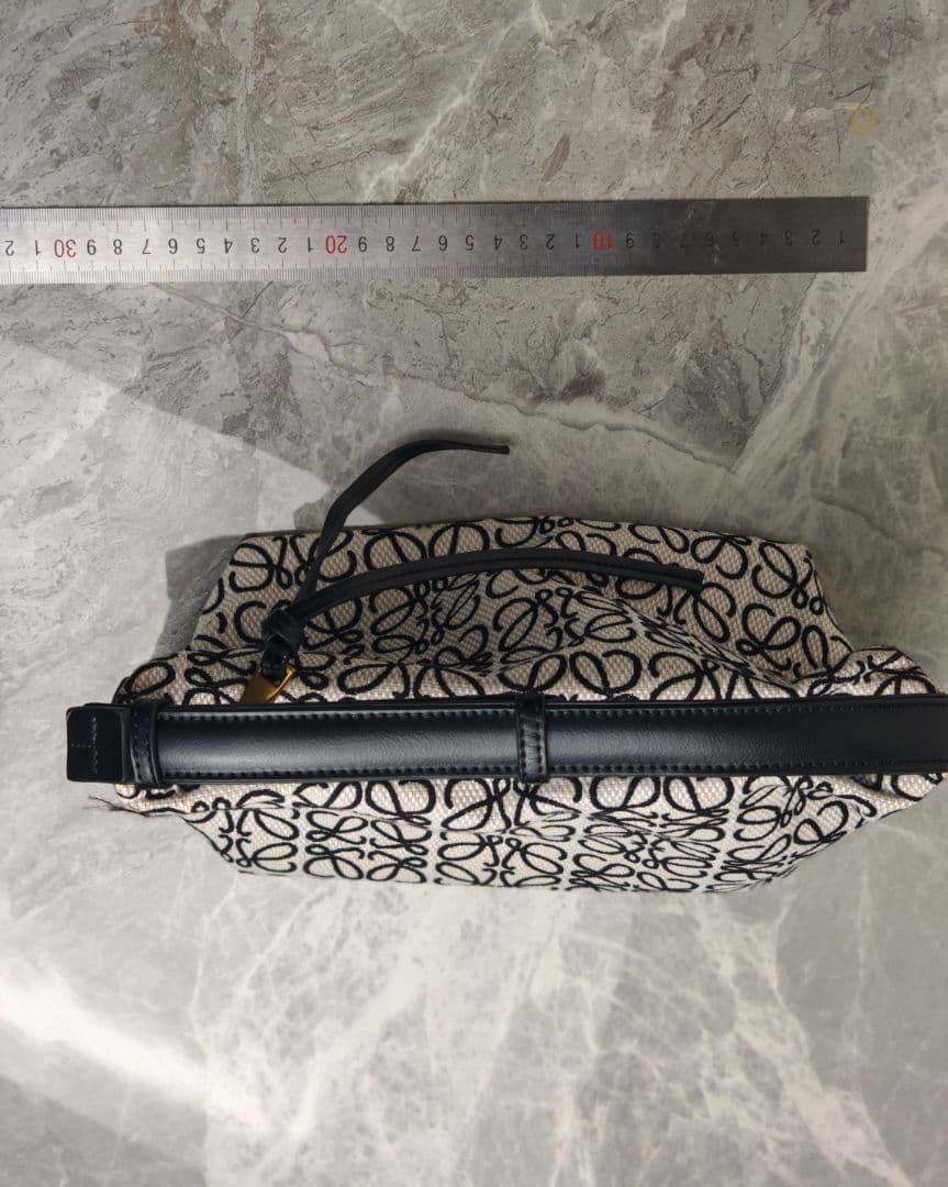 LOEWE ロゴプリント ショルダーバッグ