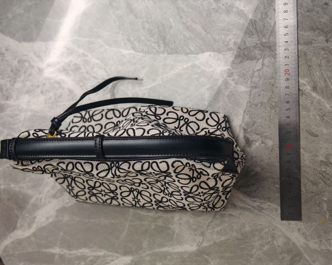 LOEWE ロゴプリント ショルダーバッグ