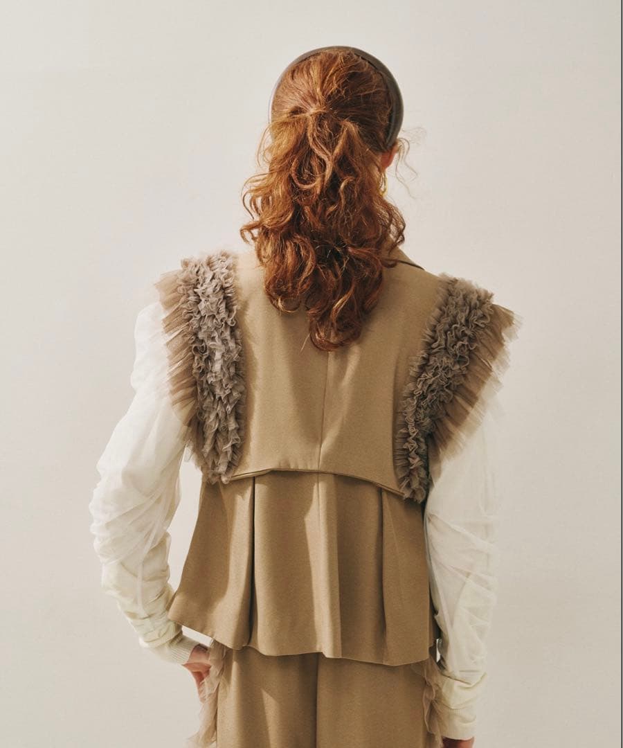 ボリュームギャザーチュールノースリーブジャケットフリル付きベージュベスト
