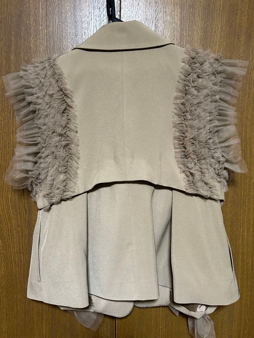 ボリュームギャザーチュールノースリーブジャケットフリル付きベージュベスト
