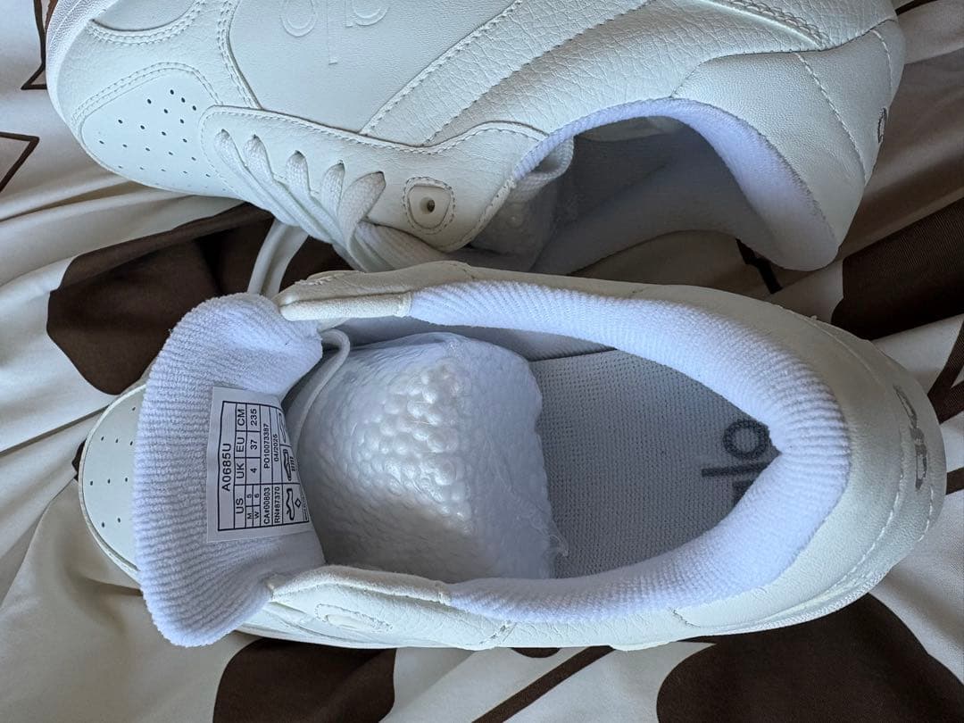 新品未使用alo yoga スニーカー靴Recover Mode ローカット白