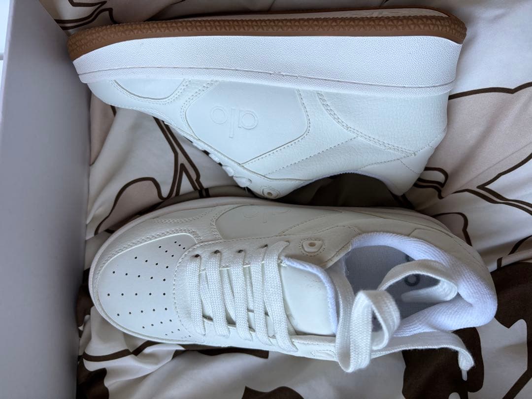 新品未使用alo yoga スニーカー靴Recover Mode ローカット白