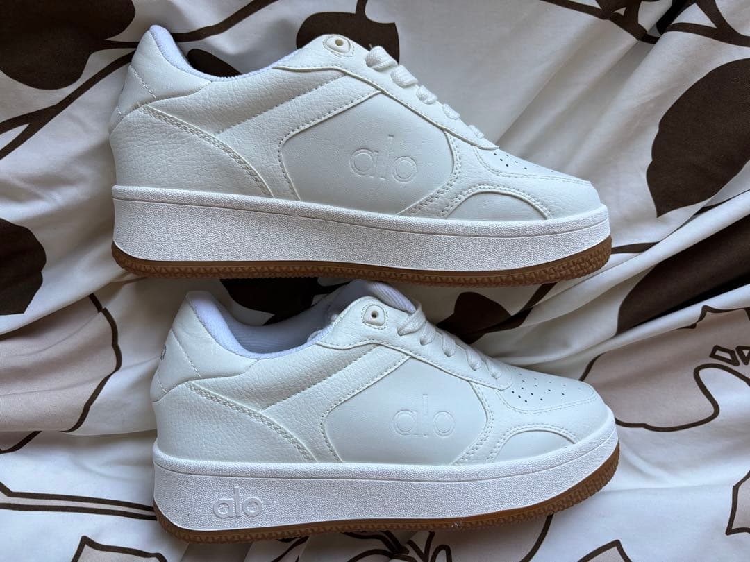 新品未使用alo yoga スニーカー靴Recover Mode ローカット白