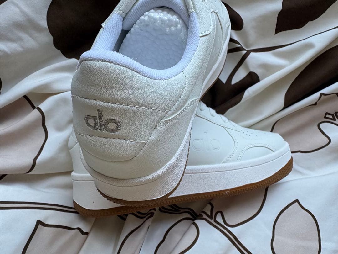 新品未使用alo yoga スニーカー靴Recover Mode ローカット白
