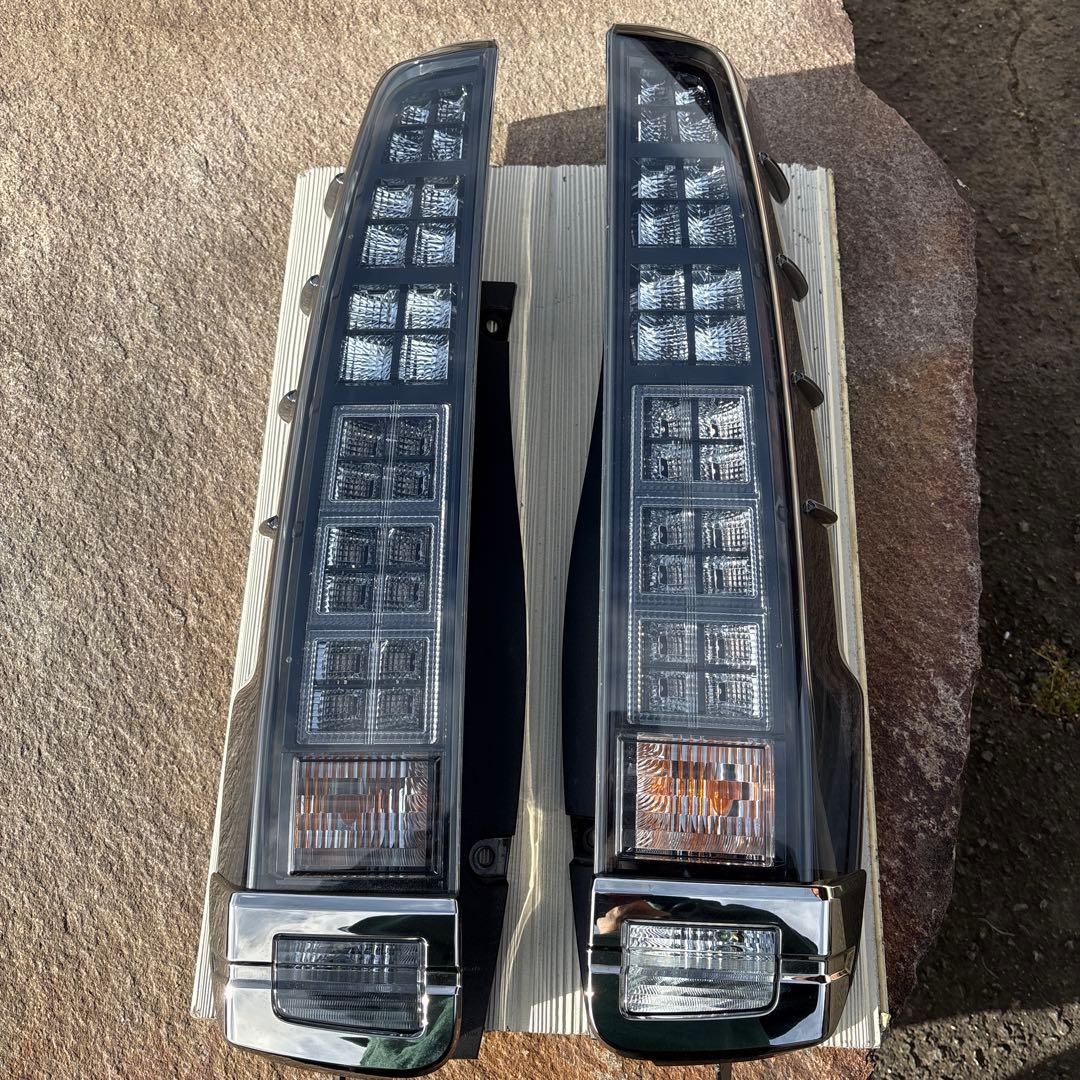 トヨタ ヴォクシー 80 純正テールランプ