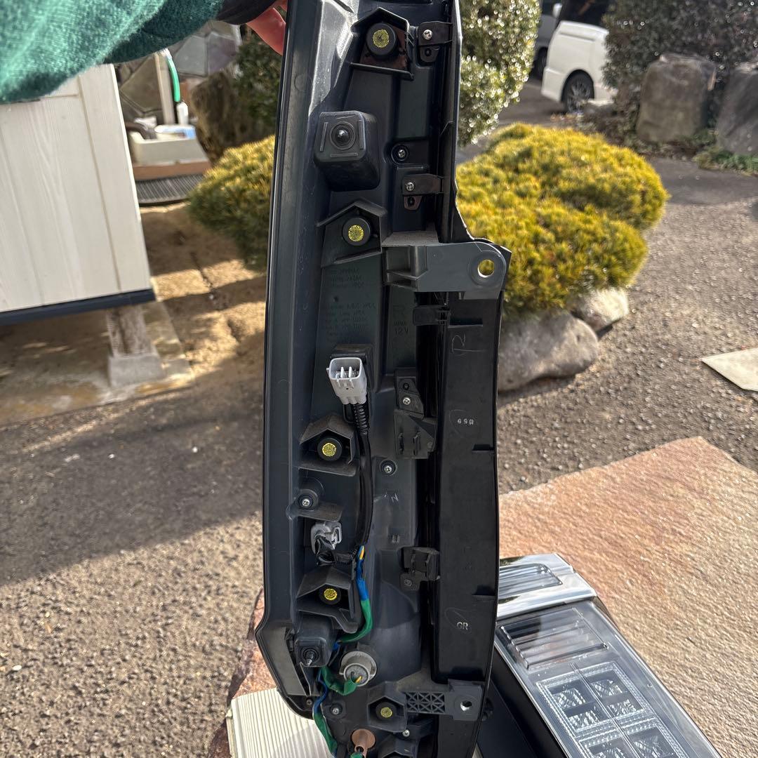 トヨタ ヴォクシー 80 純正テールランプ