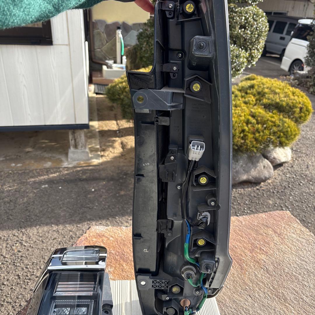 トヨタ ヴォクシー 80 純正テールランプ