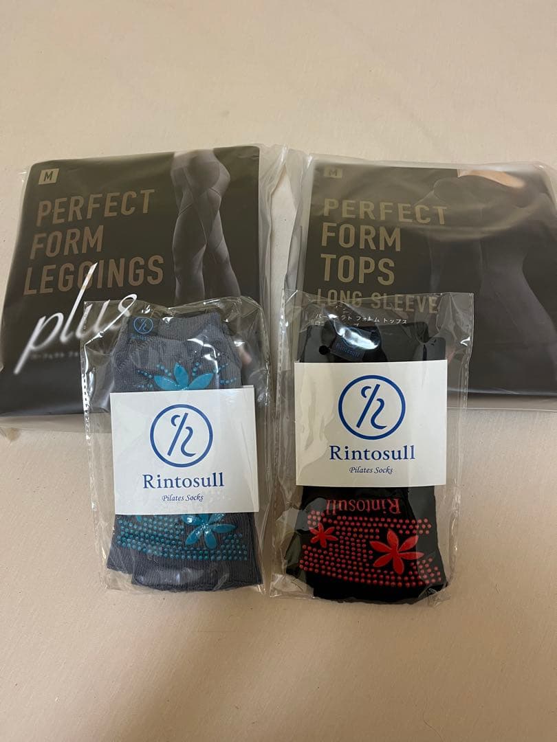 rintosull（ピラティス）トップス&レギンス　Mサイズ、靴下×2