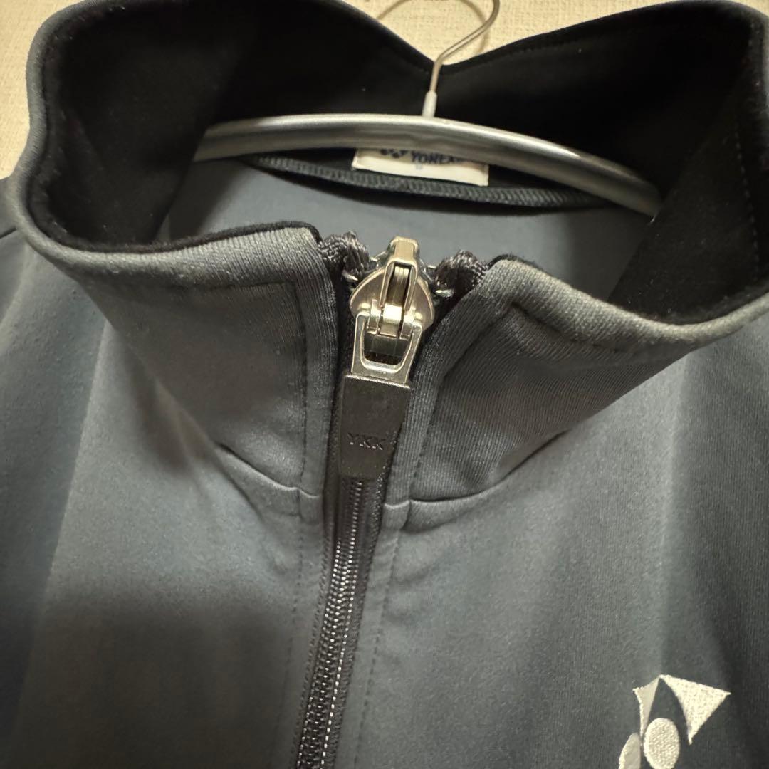 ヨネックス　バドミントンウォームアップウェア　グレー　Mユニ　フィット　腕ロゴ