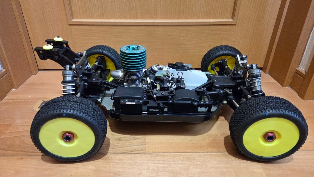 ラジコン エンジンカー ホットボディーズ D8 未走行シャーシ