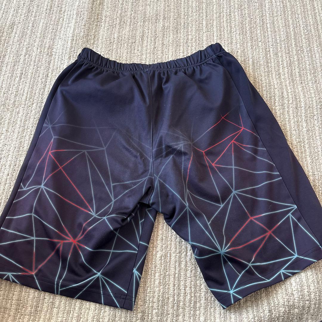 ヨネックス　ハーフパンツ 黒と赤の幾何学模様