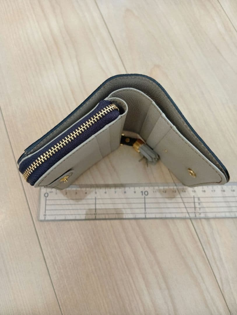 Epoi エポイ　ラウンドファスナー　二つ折り財布　ライトグレー