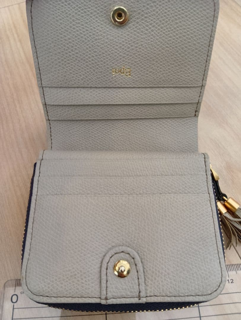 Epoi エポイ　ラウンドファスナー　二つ折り財布　ライトグレー