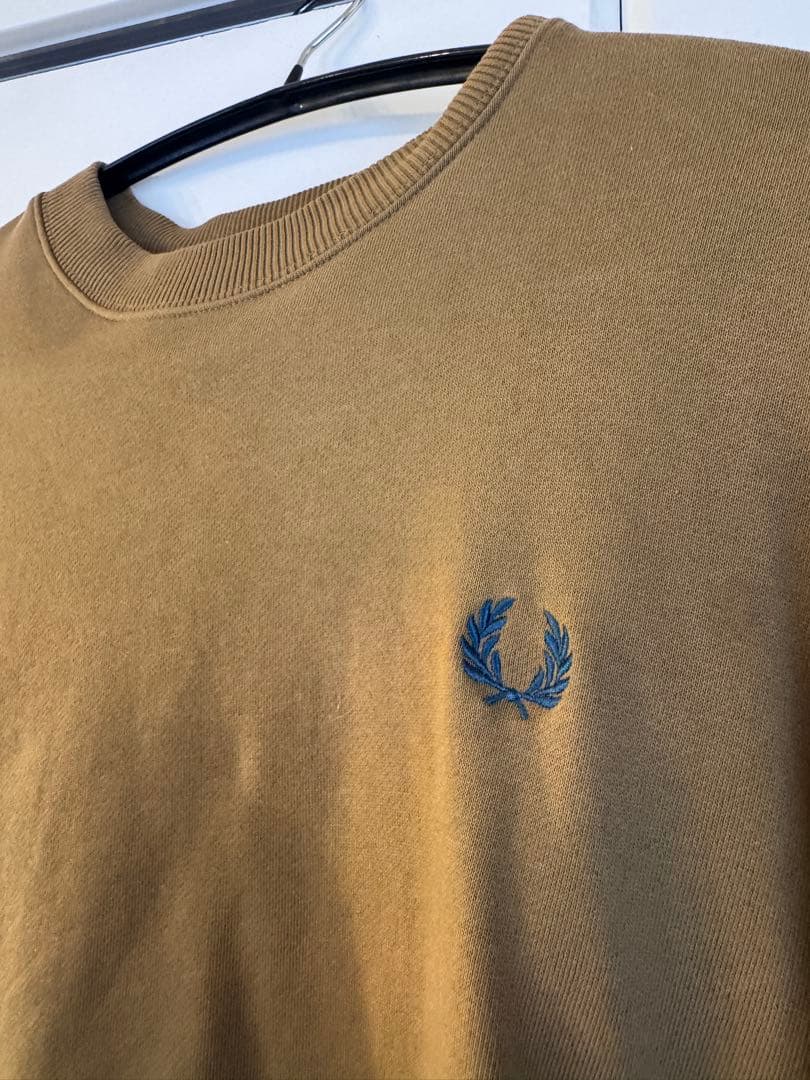 FRED PERRY ワンポイントロゴ刺繍 クルーネックスウェット　キャメルM