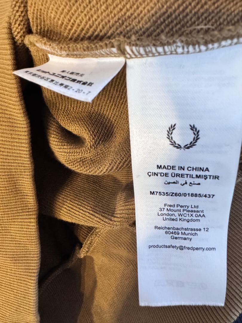 FRED PERRY ワンポイントロゴ刺繍 クルーネックスウェット　キャメルM