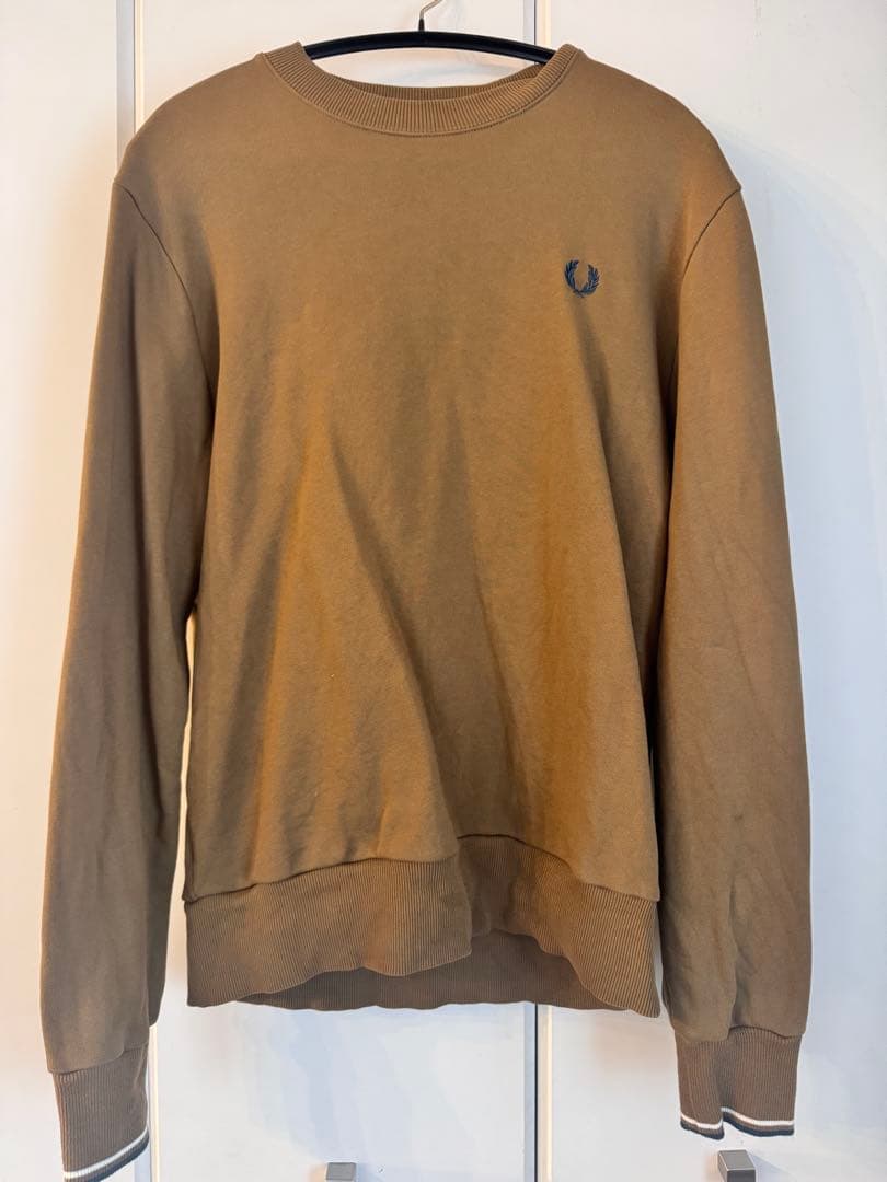 FRED PERRY ワンポイントロゴ刺繍 クルーネックスウェット　キャメルM