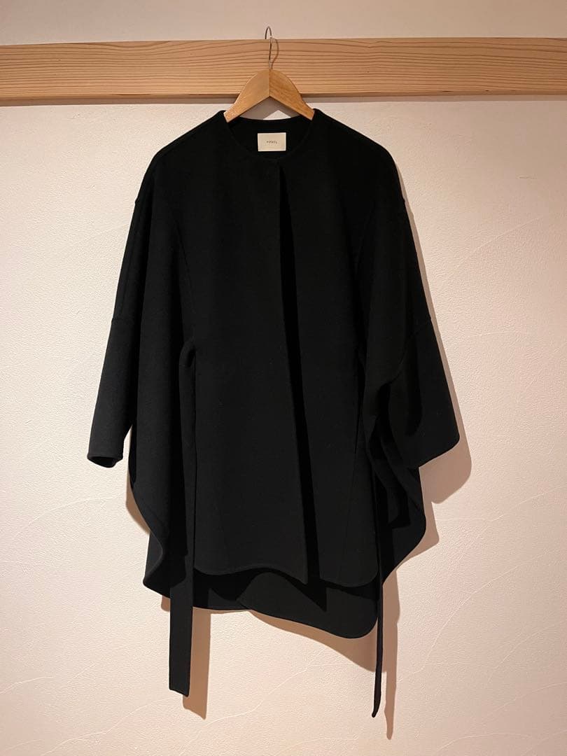 LE PHILブラック ポンチョ・ケープコート