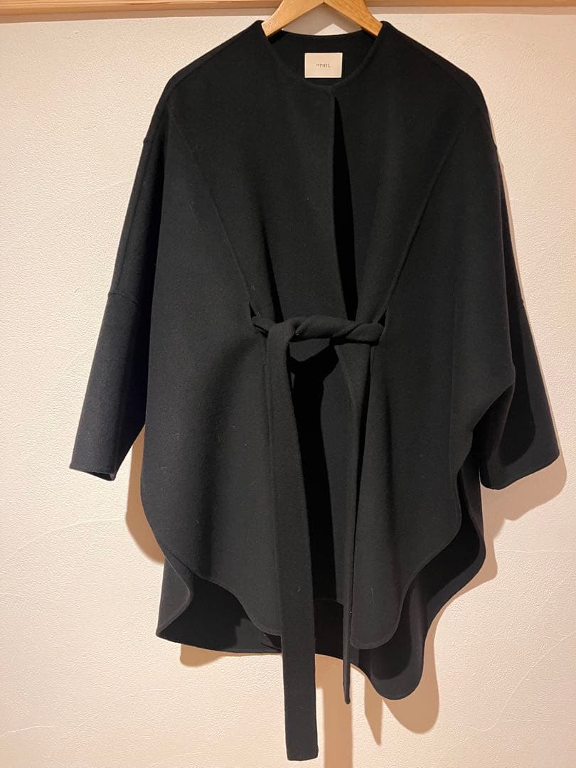 LE PHILブラック ポンチョ・ケープコート